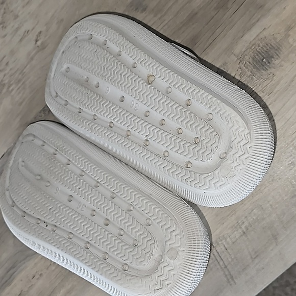 Cushionaire Sandals - Picture 4 of 6